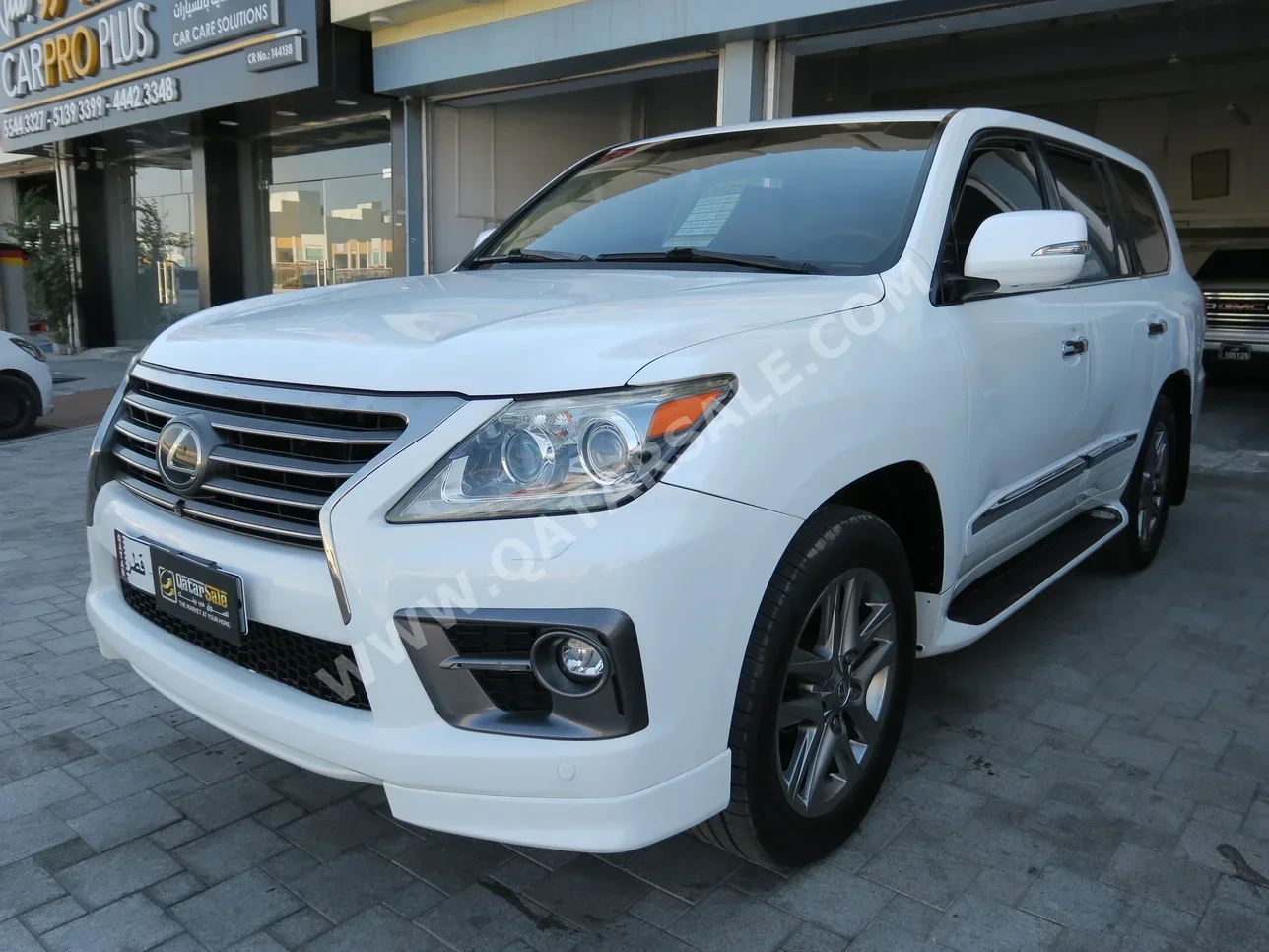 Lexus  LX  570  2015  Automatic  243,000 Km  8 Cylinder  Four Wheel Drive (4WD)  SUV  White  With Warranty