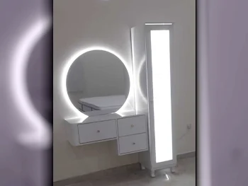 خزائن ودواليب الملابس والزينة - دوحة فيرنيتشر  - طاولة زينة ، مرآة ، كرسي و وحدتا رفوف  - أبيض