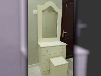 خزائن ودواليب الملابس والزينة - دوحة فيرنيتشر  - طاولة زينة ، مرآة ، كرسي و وحدتا رفوف  - اللون البيج