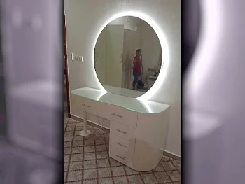 خزائن ودواليب الملابس والزينة - دوحة فيرنيتشر  - طاولة زينة ، مرآة ، كرسي و وحدتا رفوف  - أبيض