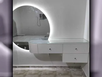 خزائن ودواليب الملابس والزينة - دوحة فيرنيتشر  - طاولة زينة ، مرآة ، كرسي و وحدتا رفوف  - أبيض