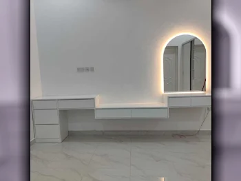 خزائن ودواليب الملابس والزينة - دوحة فيرنيتشر  - طاولة زينة ، مرآة ، كرسي و وحدتا رفوف  - أبيض