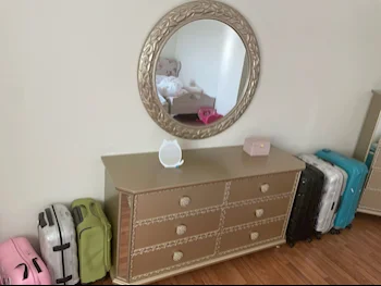 خزائن ودواليب الملابس والزينة - طاولة زينة ، مرآة ، كرسي و وحدتا رفوف  - اللون الرمادي