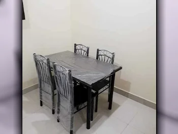 الأرائك والكنب والكراسي كرسي  - أسود  - مع طاولة