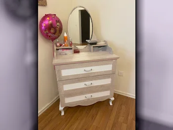 خزائن ودواليب الملابس والزينة - طاولة زينة ، مرآة ، كرسي و وحدتا رفوف  - اللون الرمادي