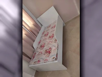 الأسّرة - فردي  - أبيض  - متضمنة المرتبة