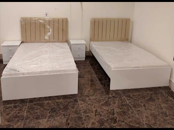 الأسّرة - فردي  - الأصفر  - متضمنة المرتبة  - مع طاولة سرير جانبية