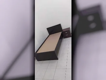 الأسّرة - فردي  - أسود  - مع طاولة سرير جانبية