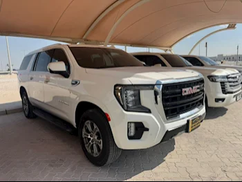 جي ام سي  يوكون  اس ال اي  2021  اوتوماتيك  48,000 كم  8 سلندر  دفع خلفي  اس يو في  أبيض