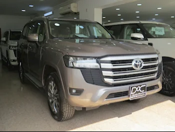 تويوتا  لاند كروزر  جي اكس ار  2024  اوتوماتيك  0 كم  6 سلندر  دفع رباعي  اس يو في  فضي  تحت الضمان