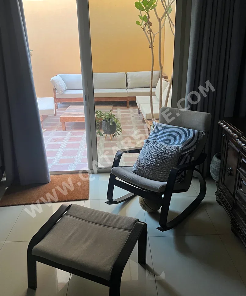 أثاث اخارجي - بني وسكري  - طاولة مع كراسي  -عدد المقاعد 8