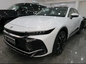 تويوتا  كراون  هايبرد  2023  اوتوماتيك  0 كم  4 سلندر  سحب امامي  سيدان  أبيض  تحت الضمان