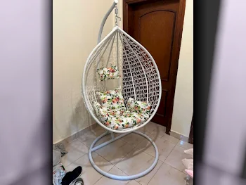 كراسي متأرجحة بني وابيض