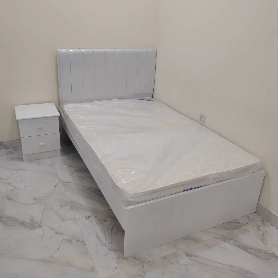 الأسّرة - فردي  - أبيض  - متضمنة المرتبة  - مع طاولة سرير جانبية