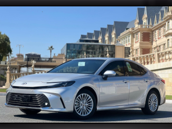 تويوتا  كامري  4 سلندر  سيدان  فضي  2025