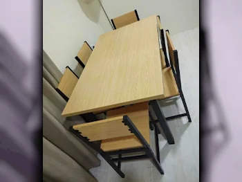 طاولة طعام مع كراسي  - اللون البيج