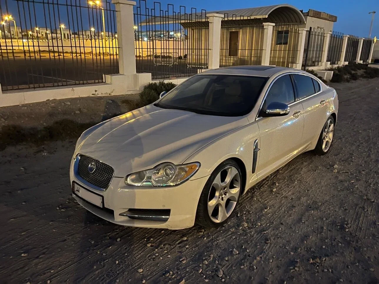 جاكوار  اكس اف  في 8  2009  اوتوماتيك  90,000 كم  8 سلندر  دفع رباعي  سيدان  أبيض