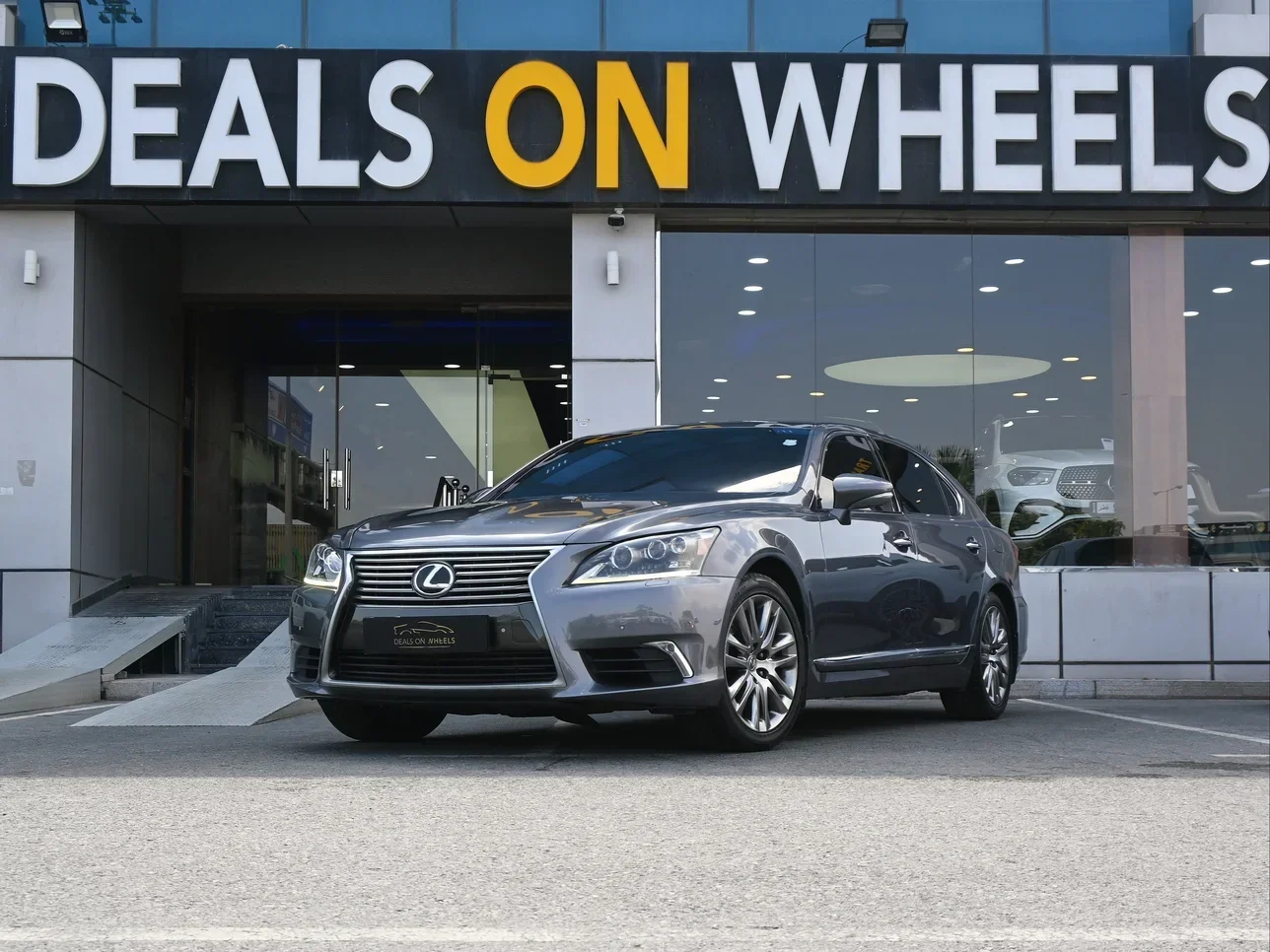 Lexus  LS  460 L  2015  Automatic  137,000 Km  8 Cylinder  Rear Wheel Drive (RWD)  Sedan  Gray