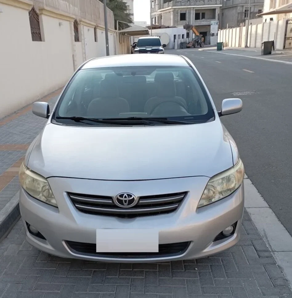 تويوتا  كورولا  جي ال اي  2009  اوتوماتيك  200,000 كم  4 سلندر  سحب امامي  سيدان  فضي