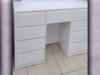 وحدات الأدراج أبيض