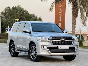 تويوتا  لاند كروزر  في اكس ار  2021  اوتوماتيك  137,000 كم  8 سلندر  دفع رباعي  اس يو في  فضي