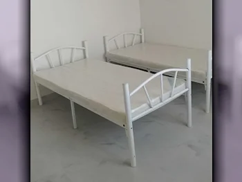 الأسّرة - فردي  - أبيض  - متضمنة المرتبة  - مع طاولة سرير جانبية