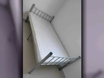 الأسّرة - فردي  - اللون الرمادي  - متضمنة المرتبة  - مع طاولة سرير جانبية