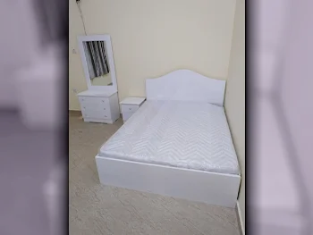 الأسّرة - كوين  - أبيض  - متضمنة المرتبة  - مع طاولة سرير جانبية