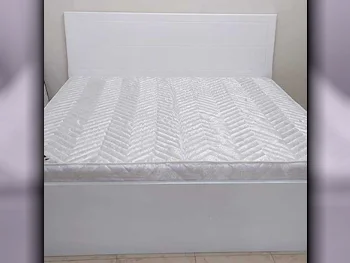 الأسّرة - كوين  - أبيض  - متضمنة المرتبة