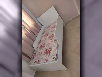 الأسّرة - فردي  - أبيض  - متضمنة المرتبة