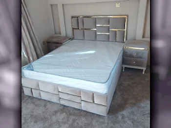 الأسّرة - كوين  - بنى  - متضمنة المرتبة  - مع طاولة سرير جانبية