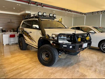 تويوتا  لاند كروزر  جي اكس ار  2016  اوتوماتيك  70,000 كم  8 سلندر  دفع رباعي  اس يو في  أبيض