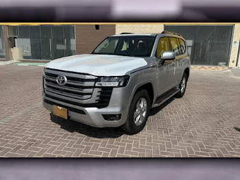 تويوتا  لاند كروزر  جي اكس ار توين توربو  2025  اوتوماتيك  0 كم  6 سلندر  دفع رباعي  اس يو في  فضي  تحت الضمان