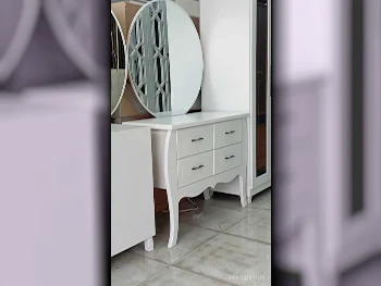 خزائن ودواليب الملابس والزينة - دوحة فيرنيتشر  - طاولة زينة ، مرآة ، كرسي و وحدتا رفوف  - أبيض
