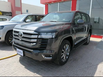 تويوتا  لاند كروزر  جي اكس ار توين توربو  2025  اوتوماتيك  0 كم  6 سلندر  دفع رباعي  اس يو في  رمادي  تحت الضمان