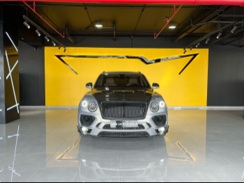 بنتلي  بينتايجا  منصوري  2017  اوتوماتيك  78,000 كم  12 سلندر  دفع رباعي  اس يو في  فضي و أسود