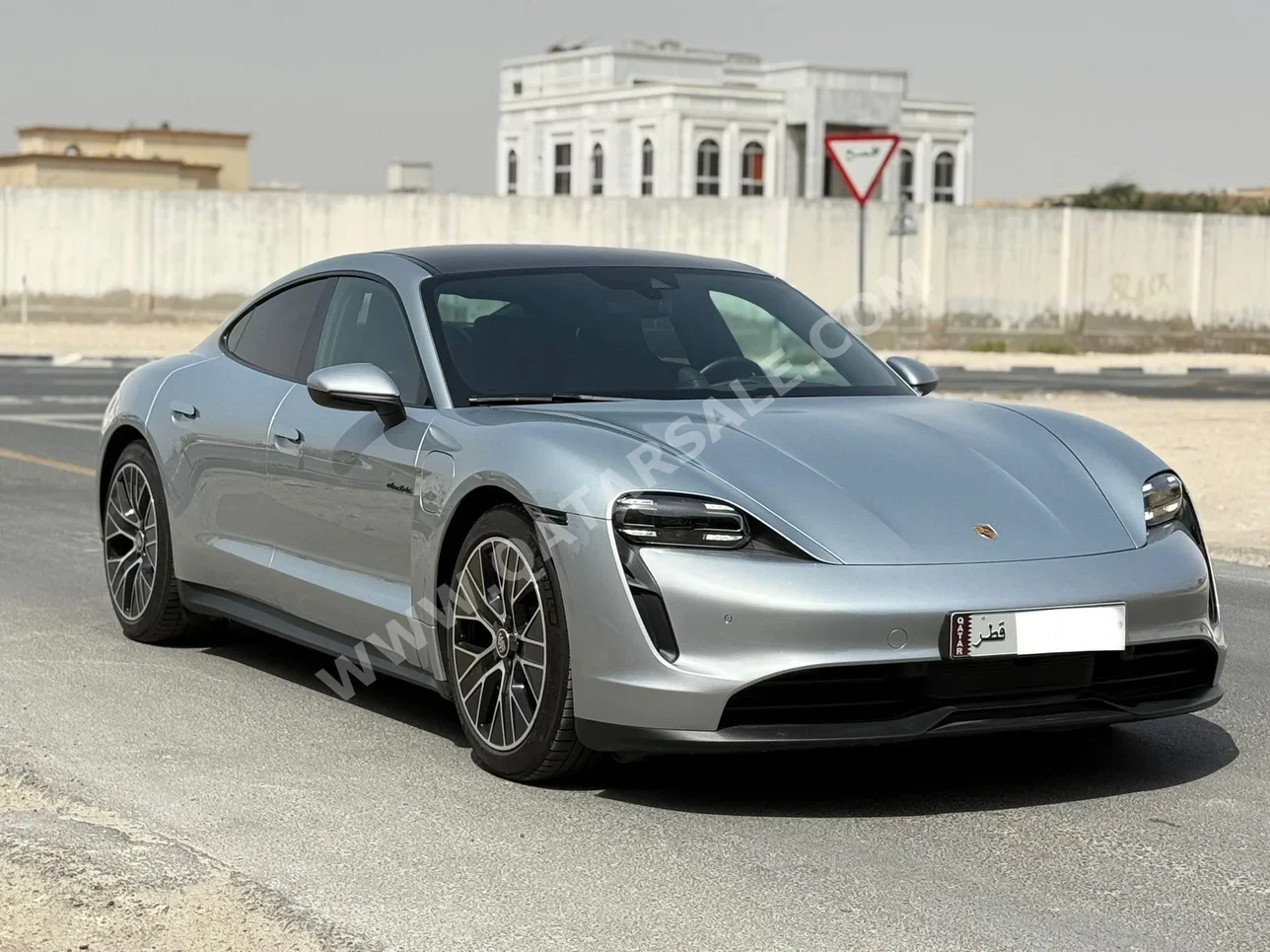 بورش  تايكن  2021  اوتوماتيك  26,000 كم  0 سلندر  دفع خلفي  سيدان  فضي  تحت الضمان