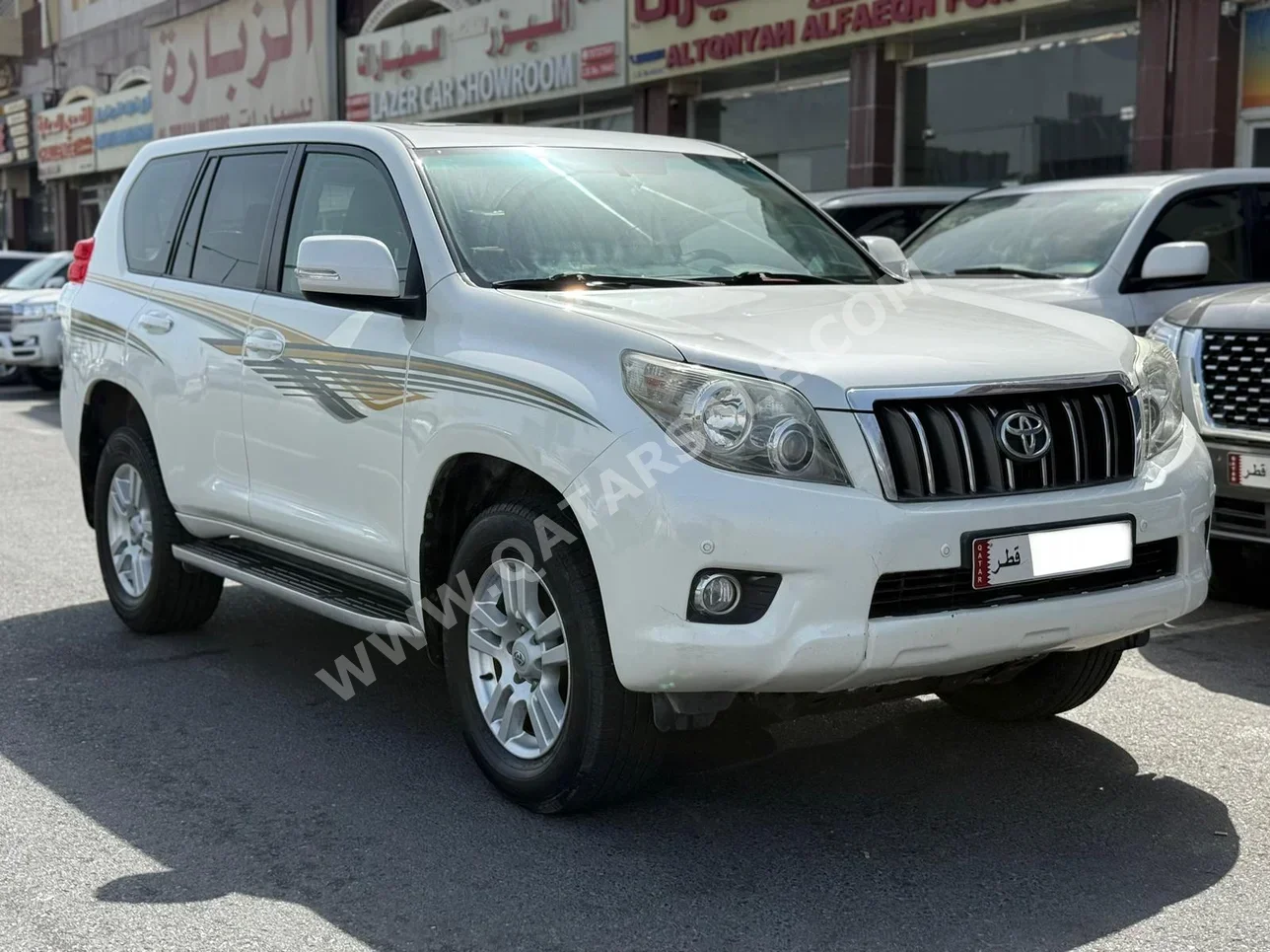 تويوتا  برادو  في اكس  2010  اوتوماتيك  300,000 كم  6 سلندر  دفع رباعي  اس يو في  أبيض