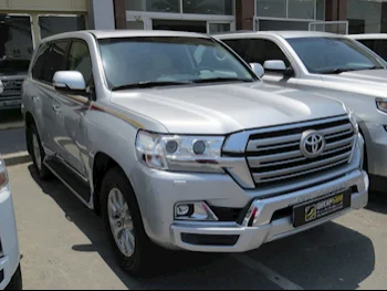 Toyota  Land Cruiser  GXR  2017  Automatic  192,000 Km  8 Cylinder  Four Wheel Drive (4WD)  SUV  Silver  With Warranty