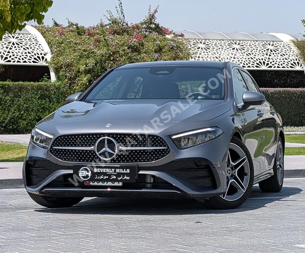مرسيدس - بنز  ايه - كلاس  200  2025  اوتوماتيك  11,200 كم  4 سلندر  دفع خلفي  هاتشباك  رمادي  تحت الضمان