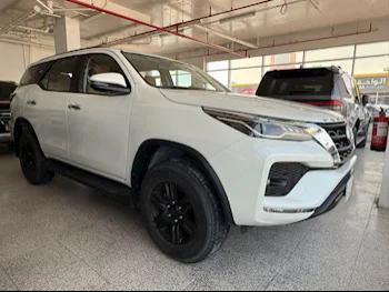 تويوتا  فورشنر  اس ار 5  2023  اوتوماتيك  15,000 كم  4 سلندر  دفع رباعي  اس يو في  أبيض  تحت الضمان