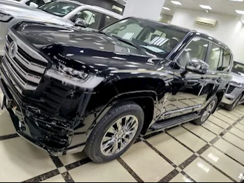 تويوتا  لاند كروزر  في اكس  2025  اوتوماتيك  0 كم  6 سلندر  دفع رباعي  اس يو في  أسود  تحت الضمان