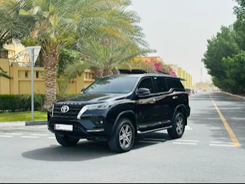 تويوتا  فورشنر  اس ار 5  2023  اوتوماتيك  20,000 كم  6 سلندر  دفع رباعي  اس يو في  أسود  تحت الضمان