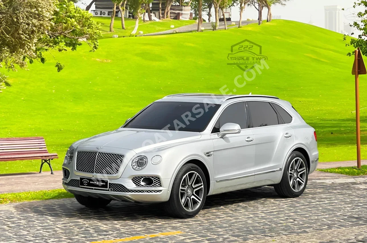 بنتلي  بينتايجا  2018  اوتوماتيك  76,200 كم  12 سلندر  دفع رباعي  اس يو في  فضي