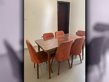 طاولة طعام مع كراسي  - مرمر وبيج وذهبي