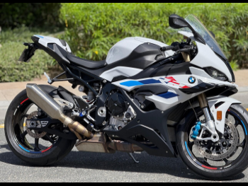 بي ام دبليو  اس1000 ار ار -  2023 - اللون ابيض -  الضمان