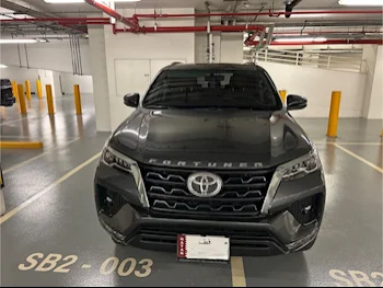 تويوتا  فورشنر  اس ار 5  2023  اوتوماتيك  20,000 كم  6 سلندر  دفع رباعي  اس يو في  رمادي  تحت الضمان