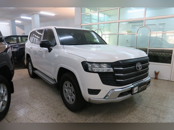 تويوتا  لاند كروزر  جي اكس  2022  اوتوماتيك  165,000 كم  6 سلندر  دفع رباعي  اس يو في  أبيض