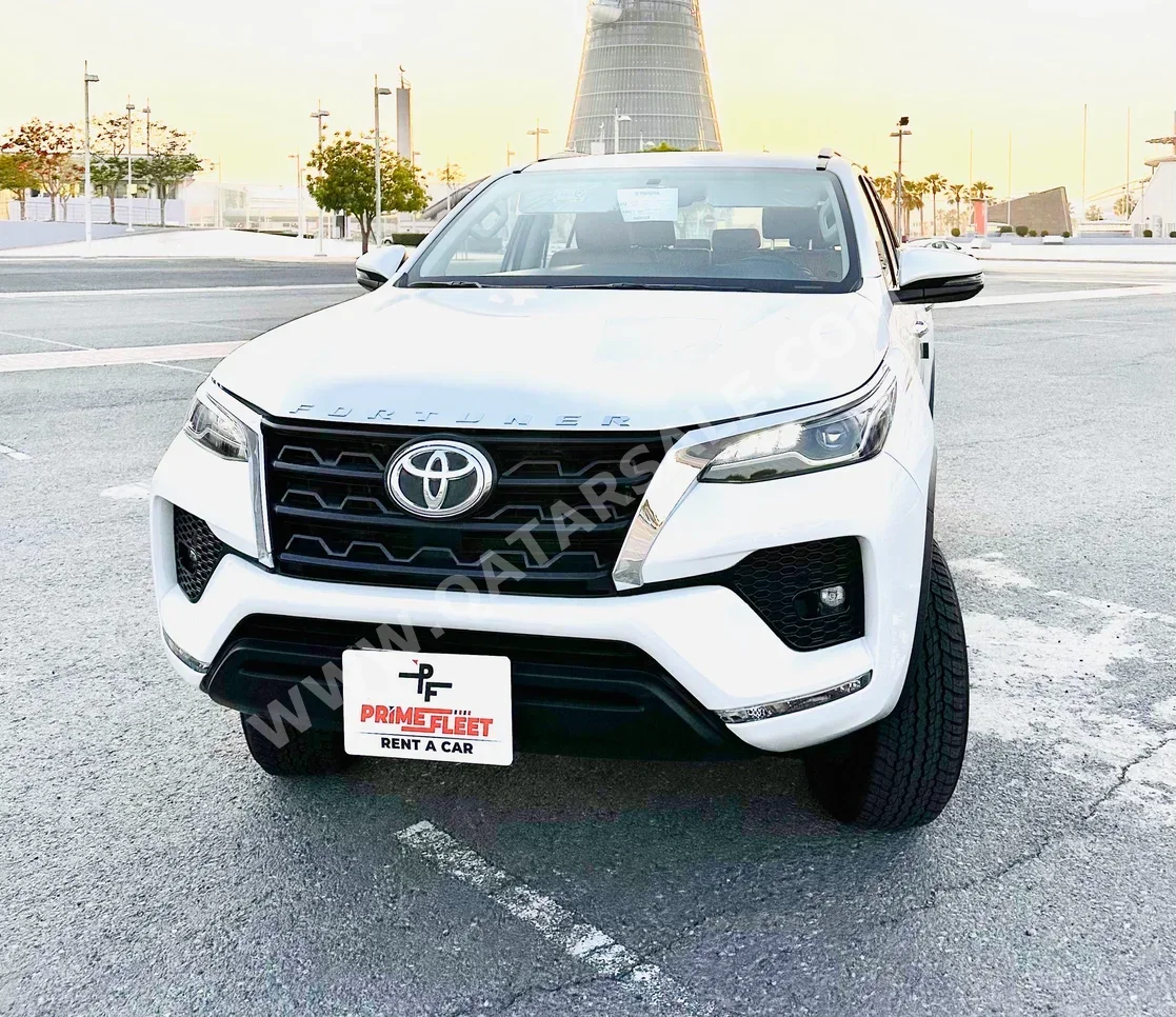 Toyota  Fortuner  6 Cylinder  SUV 4x4  White  2025