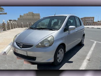 هوندا  جـاز  2005  اوتوماتيك  182,000 كم  4 سلندر  سحب امامي  هاتشباك  فضي